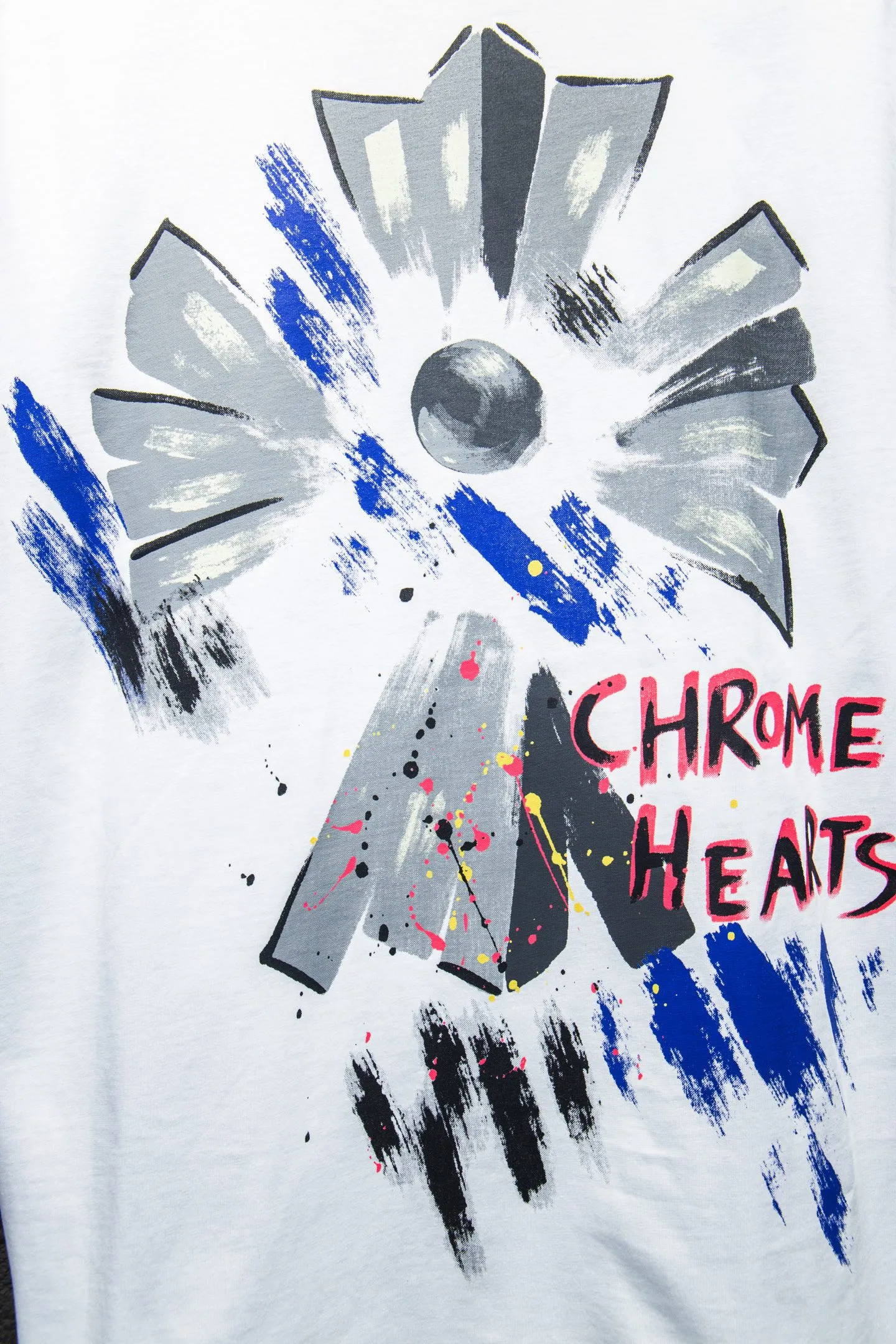 🅿️180 Style No.: 7042# Chrome hearts• 25ss ⚠YB custom-woven and custom-dyed fabrics, colors, prints, styles, and accessories. The fabrics are woven by imported machines. The uniqueness of the cloth texture creates a perfect garment effect. The fabric is made of 260-gram clean cloth with 320-gram 1*1 ribs. 4-color environmentally friendly custom-dyed fabrics, threads in the same cylinder, no color difference.  Gradient graffiti on garments, hand-made graffiti technology on garments, the details of the collar, pockets, cuffs, and front and rear threads are clearly visible. The printing uses Japanese BROTHER white ink digital direct-injection garment printing. This model is a global limited edition. In order to present a product like a work of art, after a long period of repeated determination of details, a very high-standard garment is presented. The front chest is made of direct-injection printing environmentally friendly glue material, using a mechanized printing process. Mechanical printing has high precision, the positioning accuracy can reach ±0.02mm, and the quality is stable.   The body is treated with graffiti elements, which greatly increases the interest of the clothing; it has a unique visual effect. The special washing effect creates a unique aged effect.  Croix Heart Short Sleeve must be the first short-sleeved piece in spring and summer that blurs the boundaries of unisex style. It has a classic dropped shoulder oversize version and a loose and casual upper body.  Color: Black White Size: S M L XL